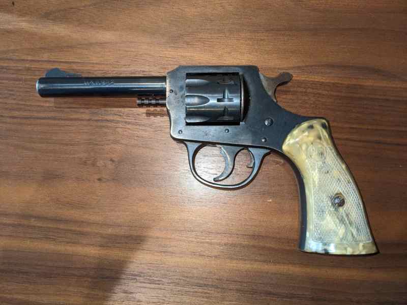 H&amp;R 922 double action 10 shot 22 revolver