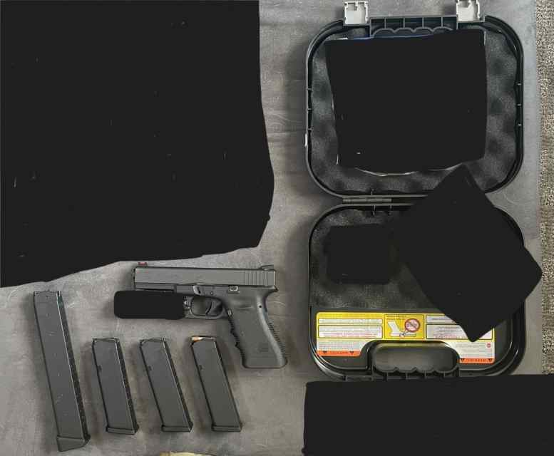 Glock 17 Gen 3 9MM w. Night Sights &amp; 4 Mags 