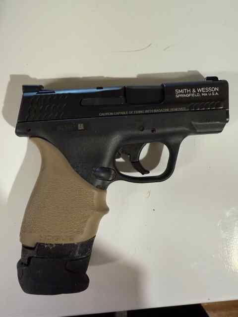 Smith &amp; Wesson M &amp; P Shield 9 MM