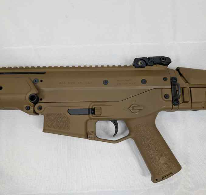 Bushmaster ACR FDE 16.5_ 5.56 NATO With Original Box Rare Nice Condition (4).jpg