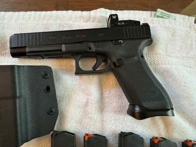 REDUCED !!! Glock 34 With Extras  