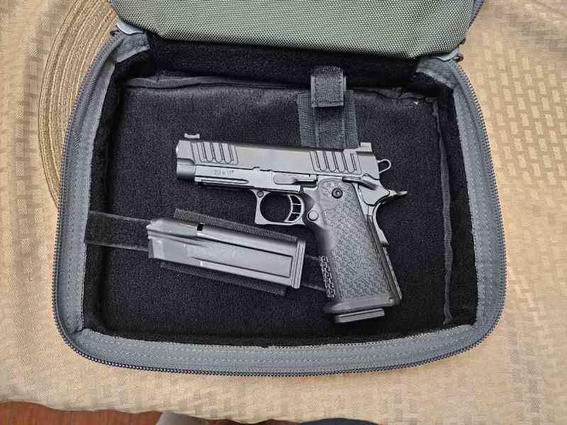 Like New staccato c2 w /2 mags
