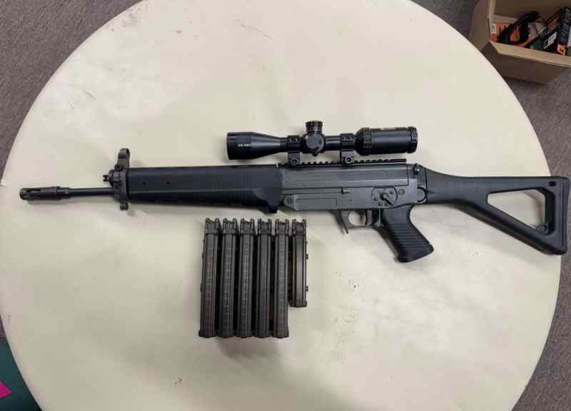 RARE Sig 551-A1 with 6 magazines, 5.56 NATO SG551-