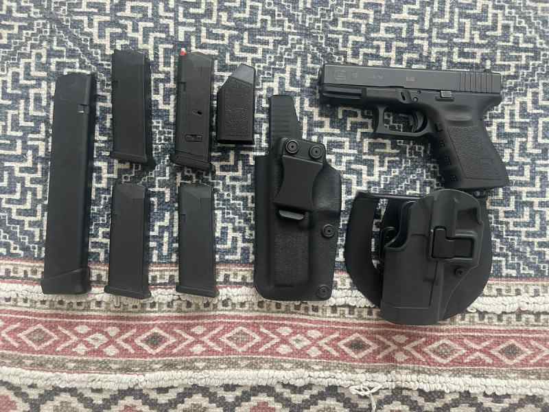 Glock 19 - Gen 3 w/ accessories