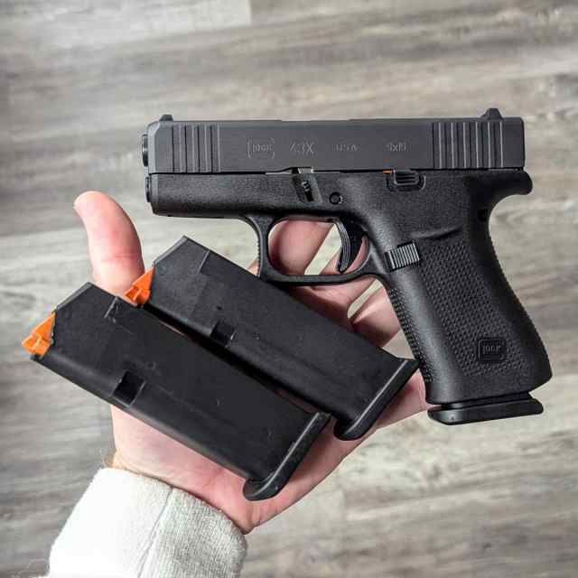 GLOCK 43X 9MM LNIB 2 FACTORY CLIPS AND CASE $500