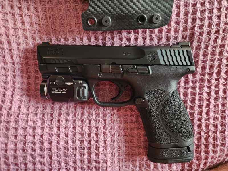 Smith and Wesson m&amp;p 2.0 9mm compact w/ streamligh